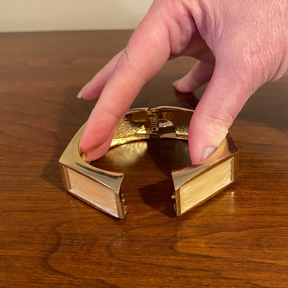 Vintage heavy golden dangle, hinged bracelet with rectangular enameled sides - Picture 8 of 12